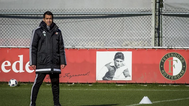 Van Bronckhorst legt besloten trainingen uit: 'Ik wil rust om het team creëren, voor zover dat mogelijk is'