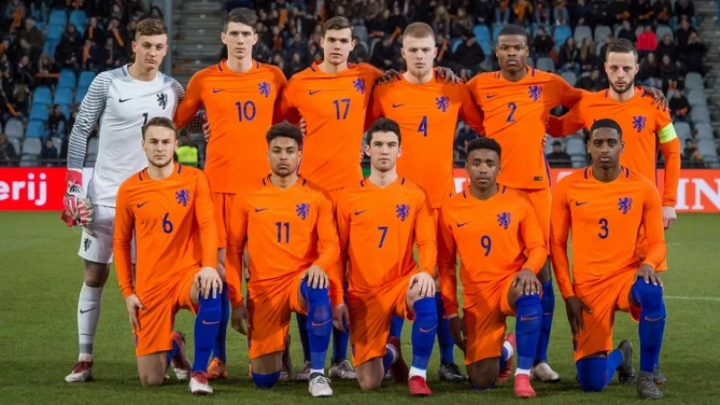 Justin Bijlow in de basis bij Jong Oranje tegen Jong Andorra