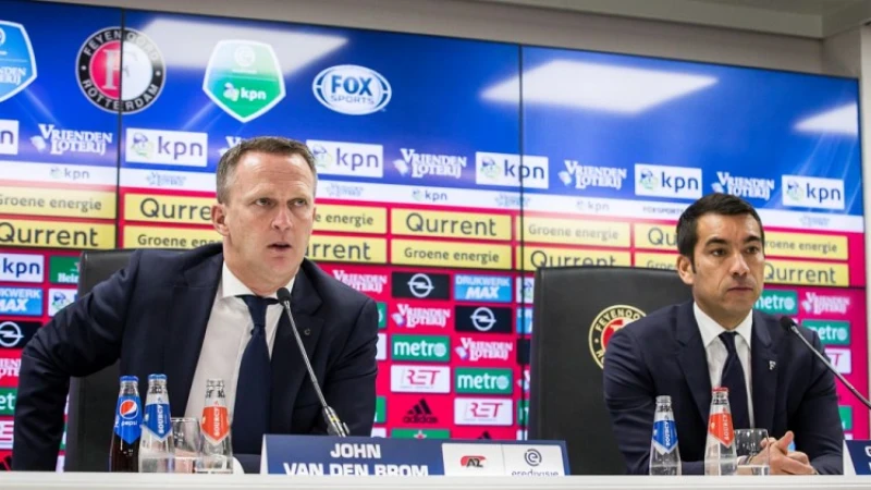 UPDATE | Van den Brom is aanwezig, de persconferentie gaat beginnen