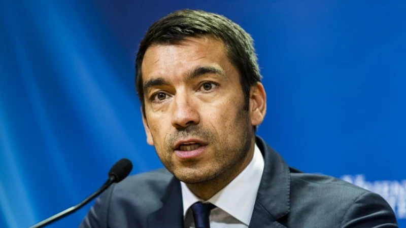 Van Bronckhorst over mogelijke overstap naar oude club: 'Je weet hoe ik daar in sta'