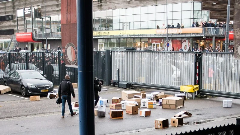 Grote groep Feyenoord-supporters aangehouden na protestmars 