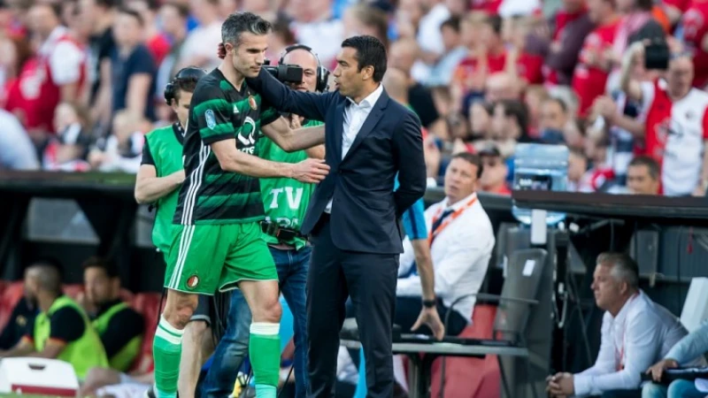 Van Bronckhorst schrijft geschiedenis: 'Eerste Feyenoord-coach met vier prijzen'