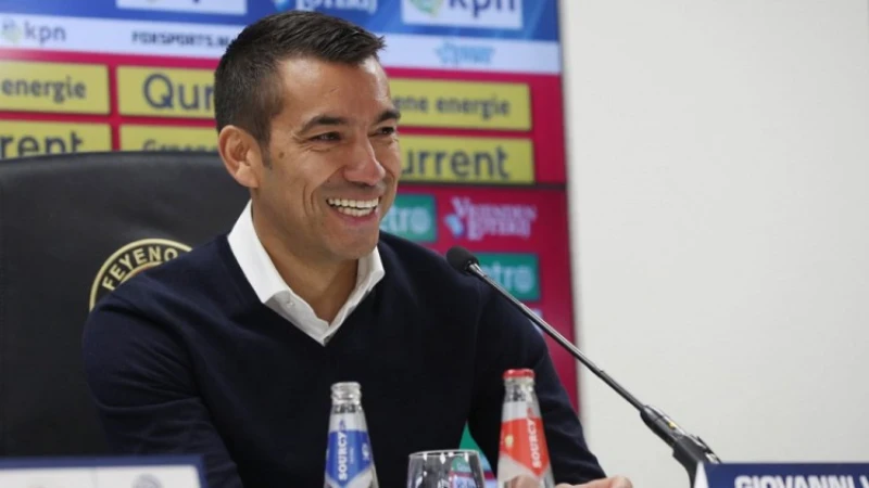 Van Bronckhorst over Van Persie: 'Het kan alle kanten op'