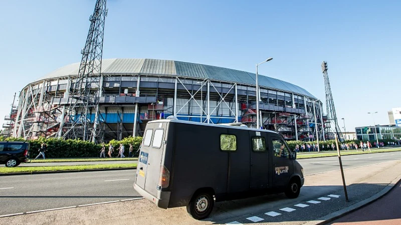 FOTO | Veel ophef om foto van politiebusje met Ajax-sticker bij De Kuip