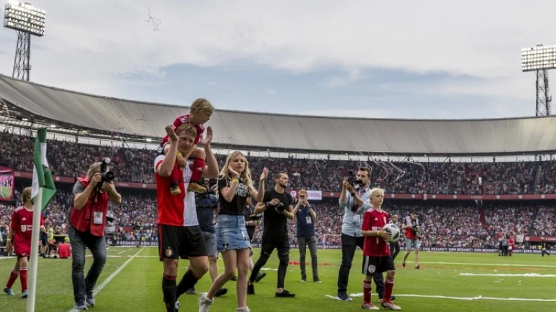 Uiteenlopende reacties over gepresenteerd shirt en trainingscollectie