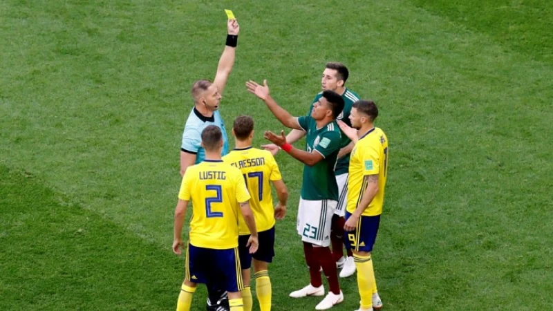 Mexicaan krijgt snelste gele kaart ooit op een WK voetbal