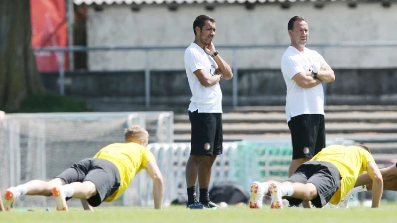 Openbare training van Feyenoord in Thun: Van Bronckhorst ontfermt zich over Sinisterra