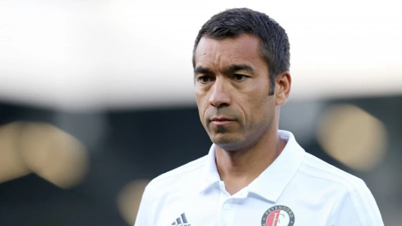 Van Bronckhorst baalt: 'Die momenten moet je niet hebben, benadeel je je team'