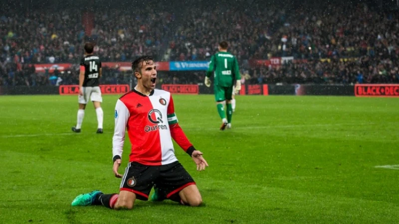 Van Persie brengt opluchting in De Kuip