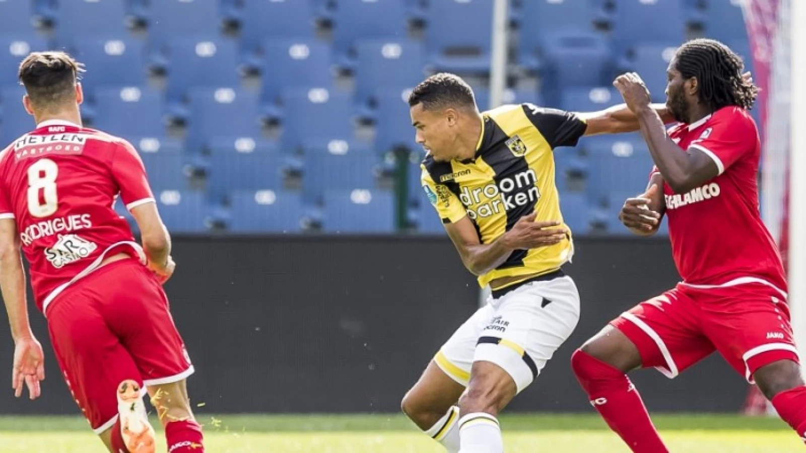 'Vitesse-trainer Slutsky doet beroep op jonge verdediger tegen Feyenoord'