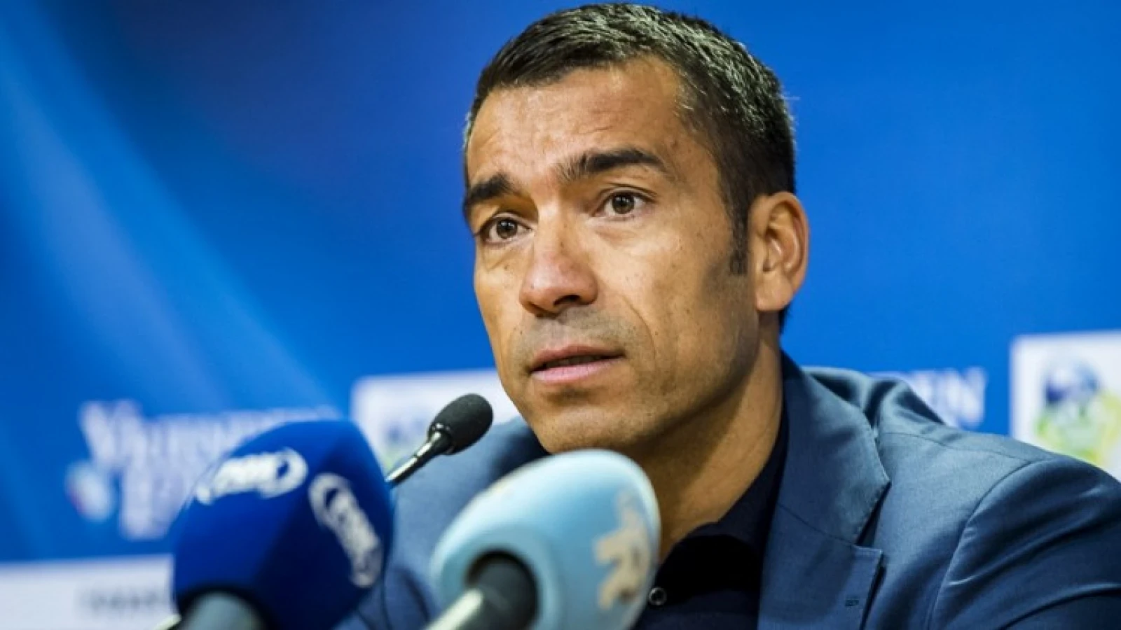 'Wanneer krijgt Van Bronckhorst zijn elftal eindelijk aan het voetballen?'