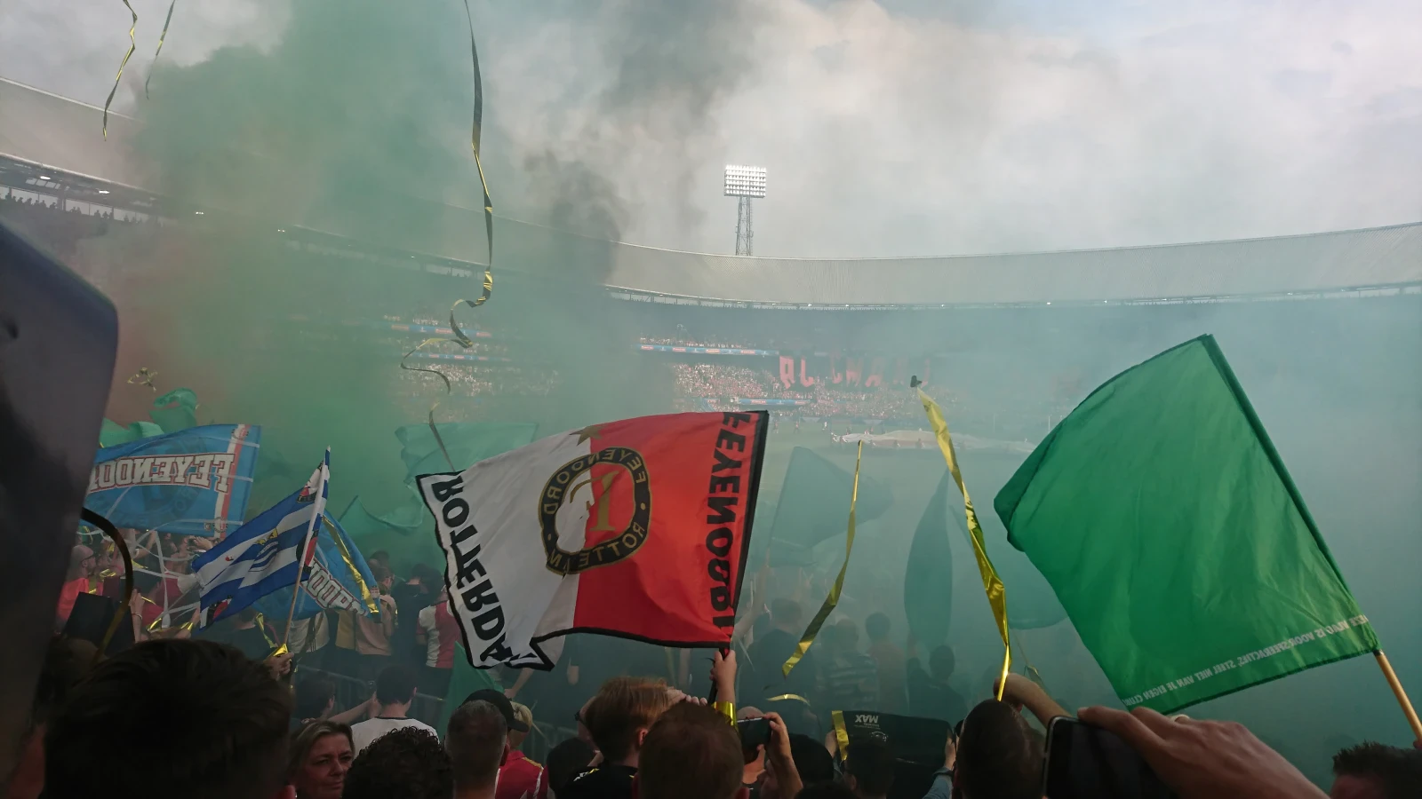 FOTO'S | Supporters steunen Feyenoord met vuurwerk en spandoeken bij laatste training voor Klassieker