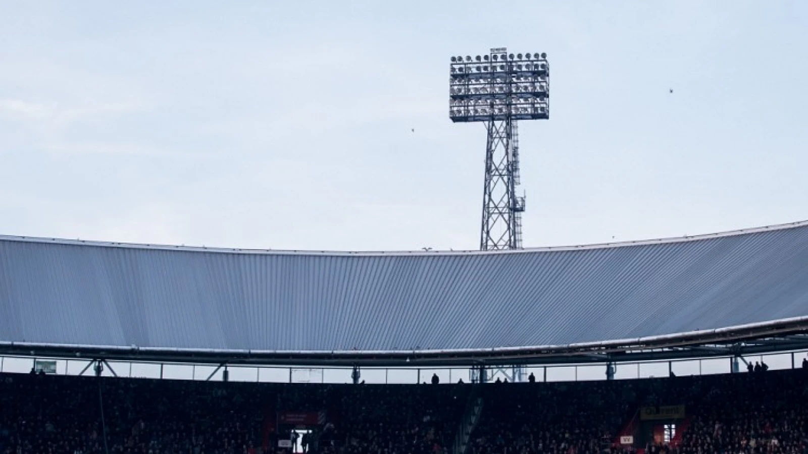 Chaos rondom De Kuip na gestaakte wedstrijd tussen Feyenoord en VVV Venlo