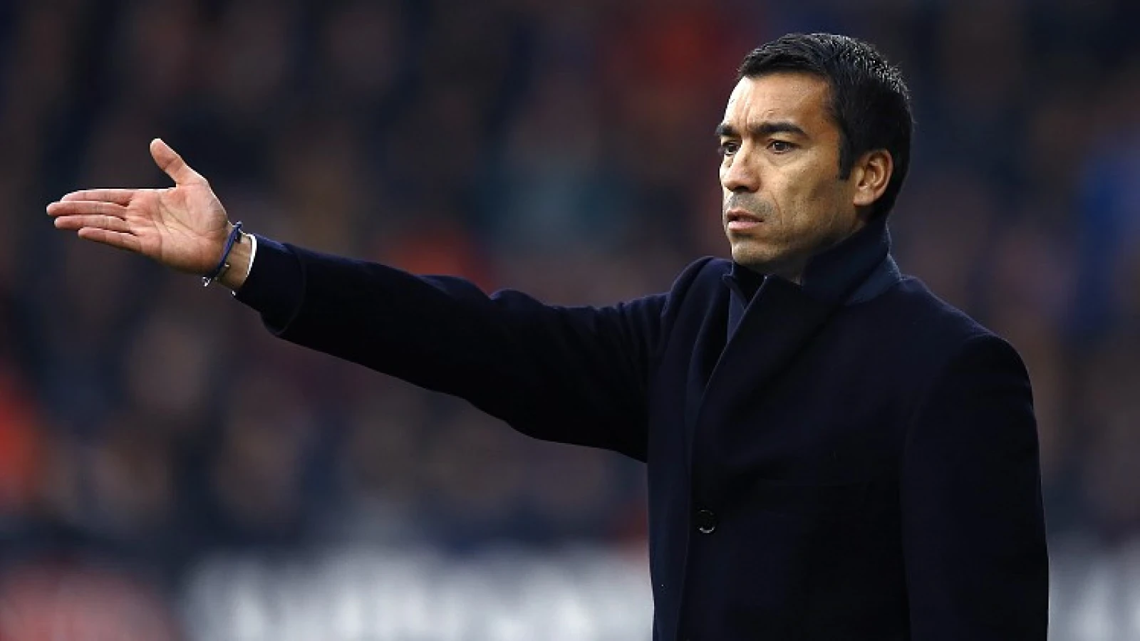 Van Bronckhorst over aanvaring met speler: 'Ik sta met emoties langs de kant, dat geldt ook voor de spelers op het veld'