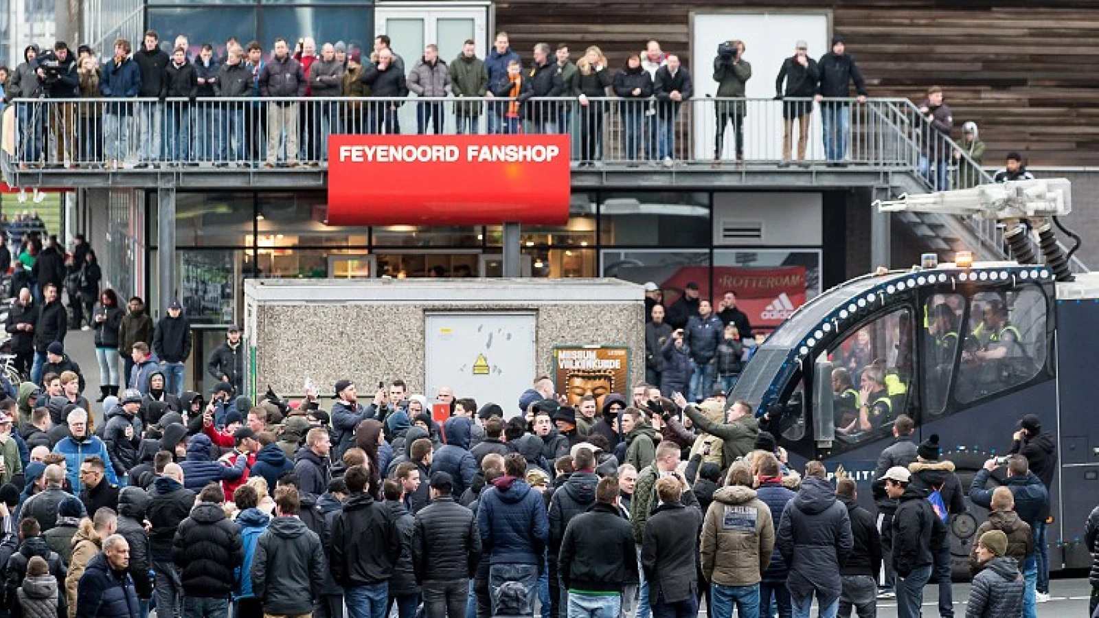 'Pas na herhaaldelijk aandringen mochten deze kinderen met hun vader de steeg verlaten'