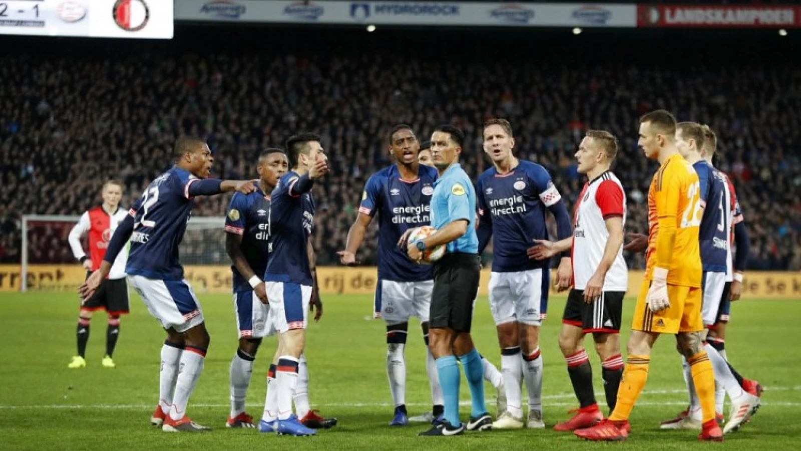 Feyenoord pakt supporter die bal in het veld gooide tegen PSV op