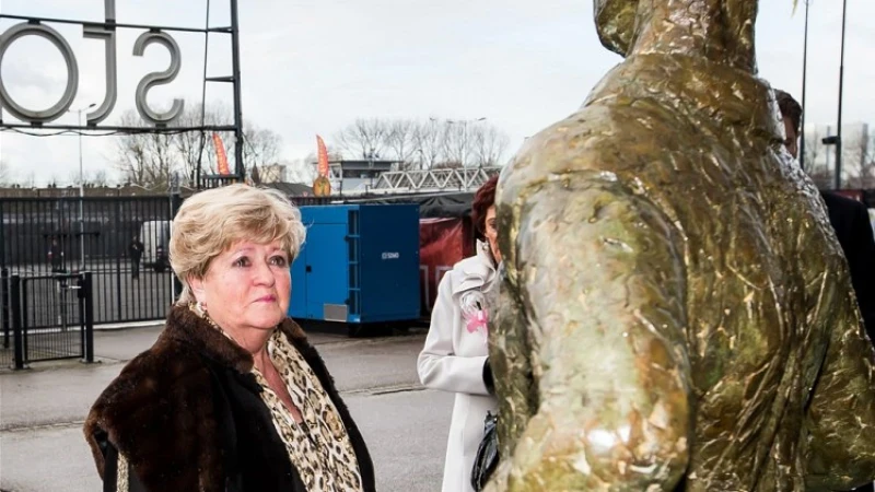 VIDEO | Prachtige minuut stilte bij De Kuip voor Coen Moulijn 