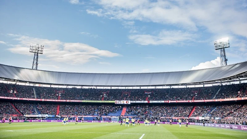 FOTO'S | Mascotte krijgt vlak voor de wedstrijd plankenkoorts