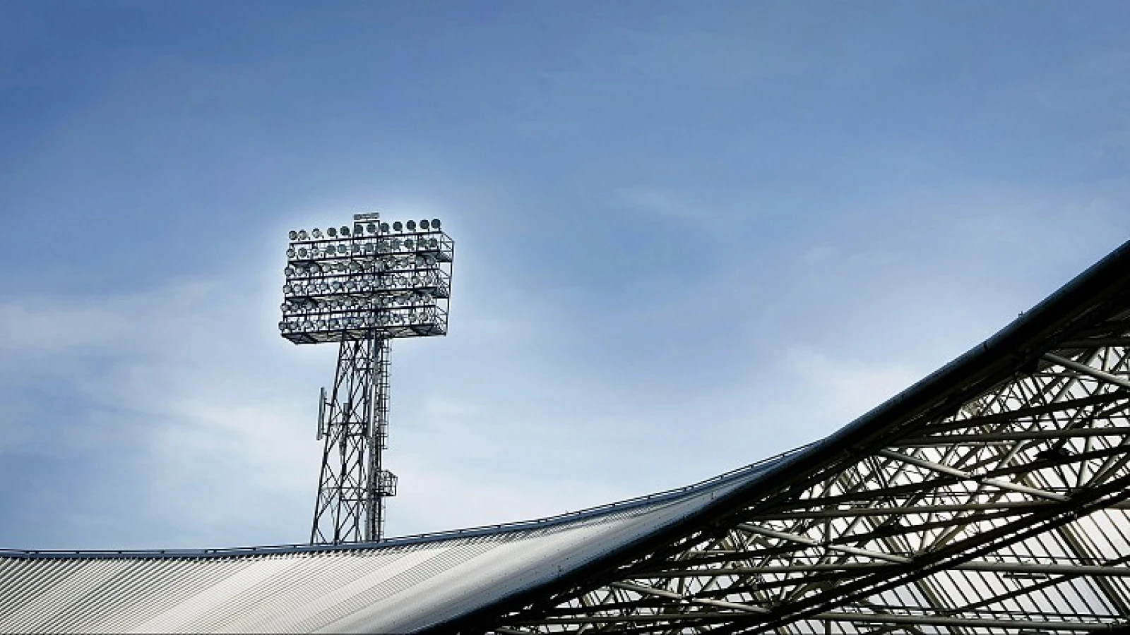 FOTO | De Kuip door sneeuwval tijdelijk een 'sprookjesdecor'