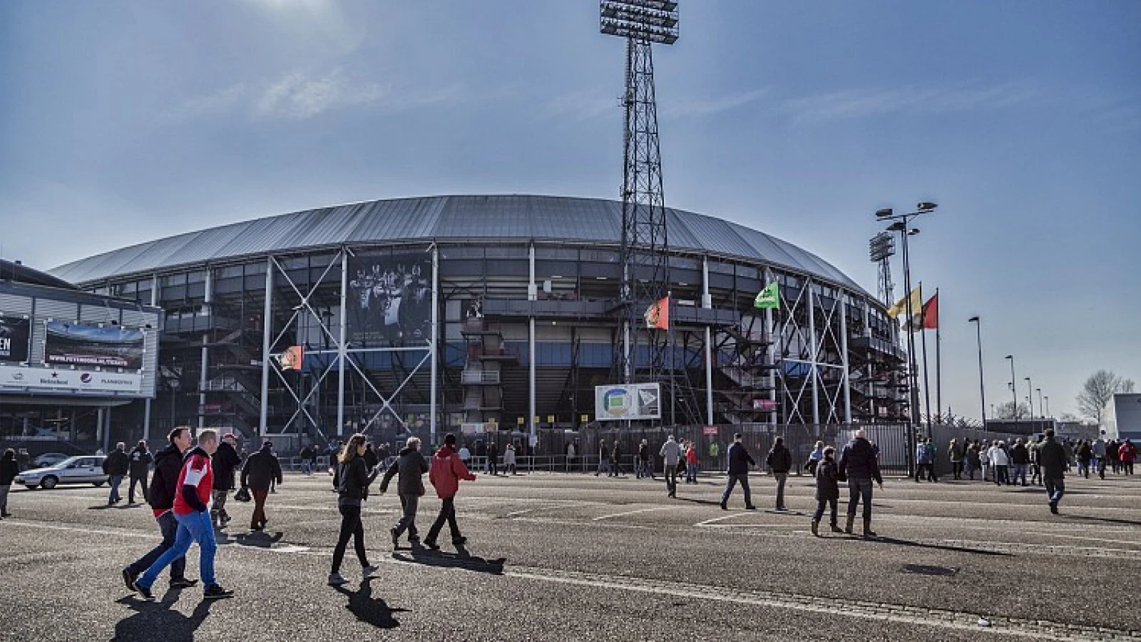 Feyenoord selectie brengen bezoek aan Sophia Kinderziekenhuis met mooie cheque