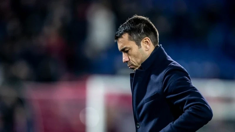 Is Van Bronckhorst vervroegd op weg naar de uitgang?