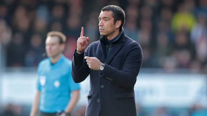 Van Bronckhorst komt met goed nieuws: 'Hij is erbij'