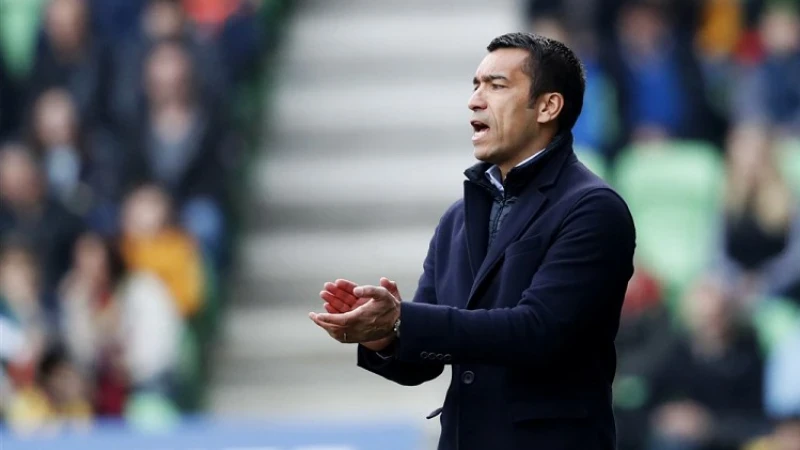 Van Bronckhorst ontkracht geruchten: 'Er klopt niets van'