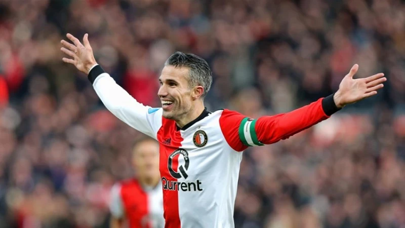 Van Persie ontvangt uniek shirt bij afsluiten carrière