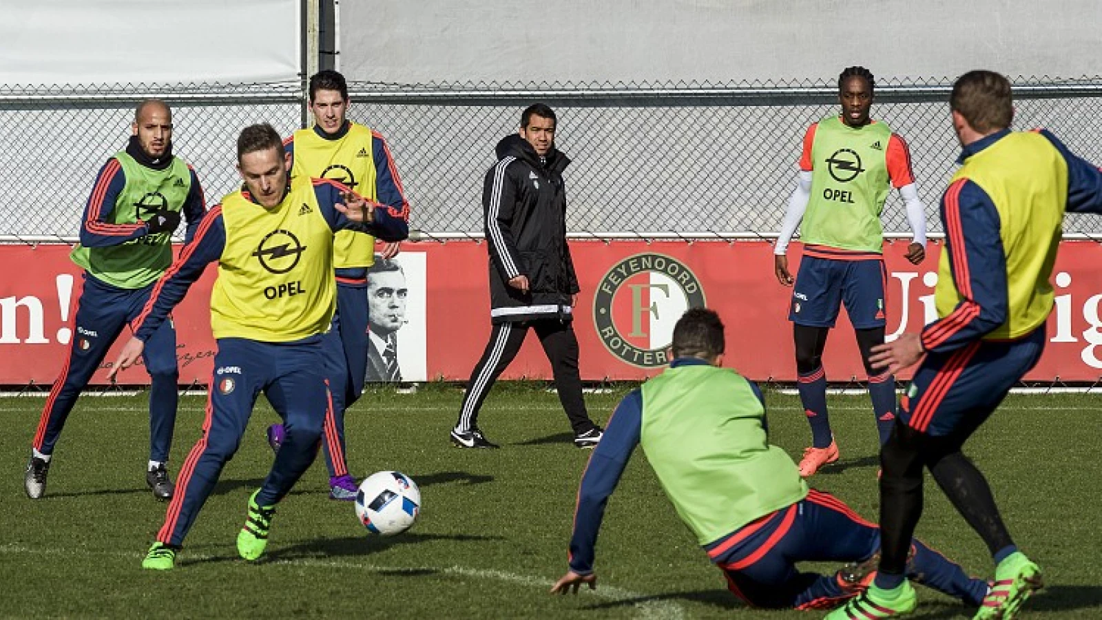 'Van Bronckhorst heeft puzzel compleet en geeft op training basiself prijs'