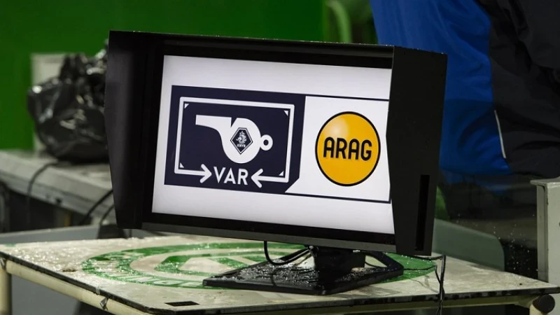 VAR beslissingen op schermen in stadion