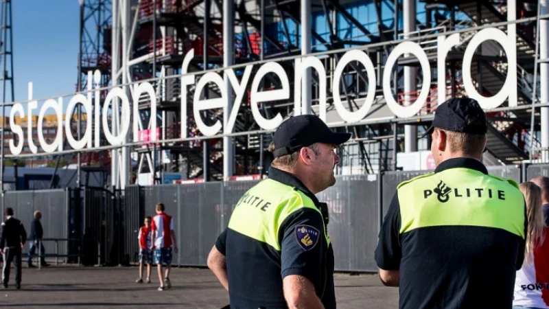 Videobeelden verdachten 'protestmars Feyenoord-Roda JC' in Bureau Rijnmond