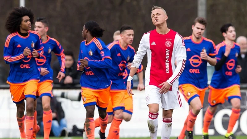 VIDEO | Oud-Feyenoorder in dienst van Ajax niet blij met hand van oud-ploeggenoot