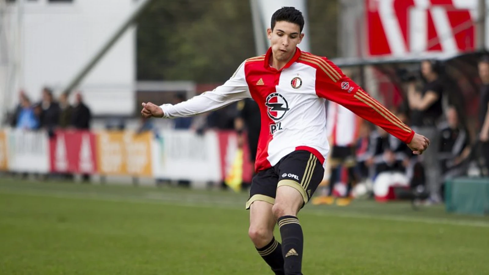 'Feyenoord en jeugdspeler in gesprek over contract'