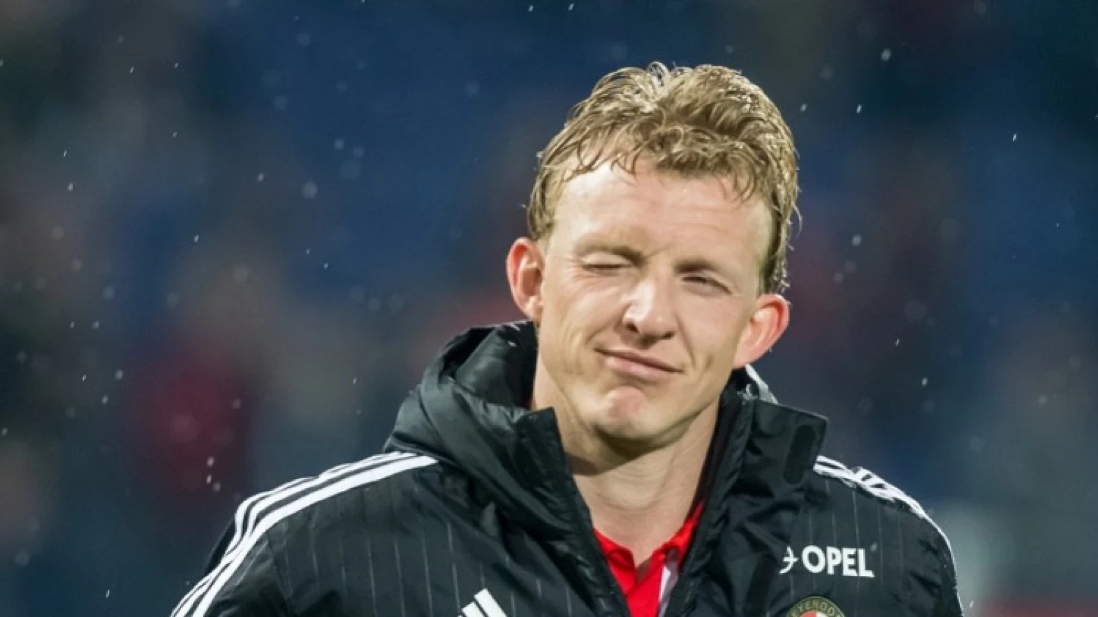 Video | Kuyt laat spierballen zien aan mascotte