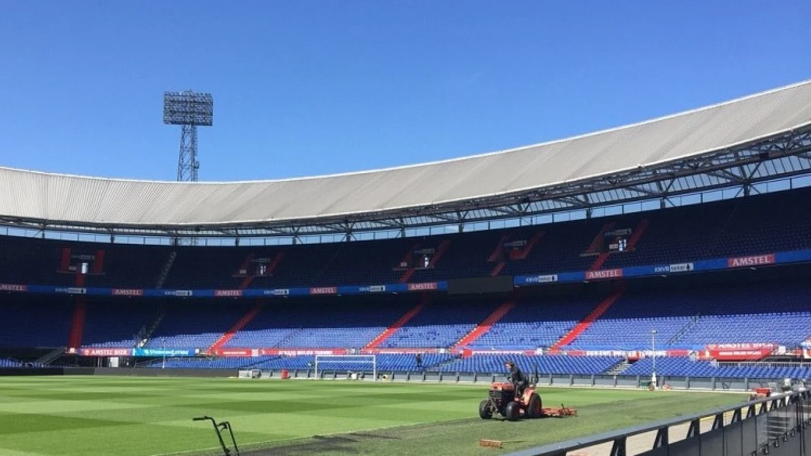 Grasmeesters druk in de weer voor perfecte grasmat voor bekerfinale