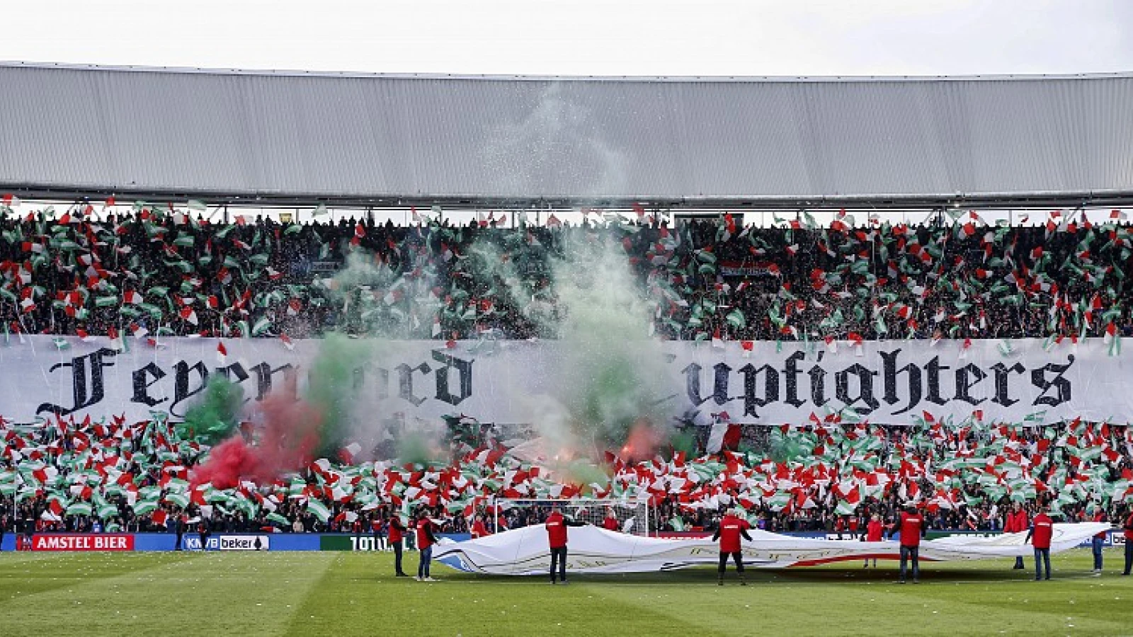 Rondom de finale | Supporters vieren feest bij de fontein 