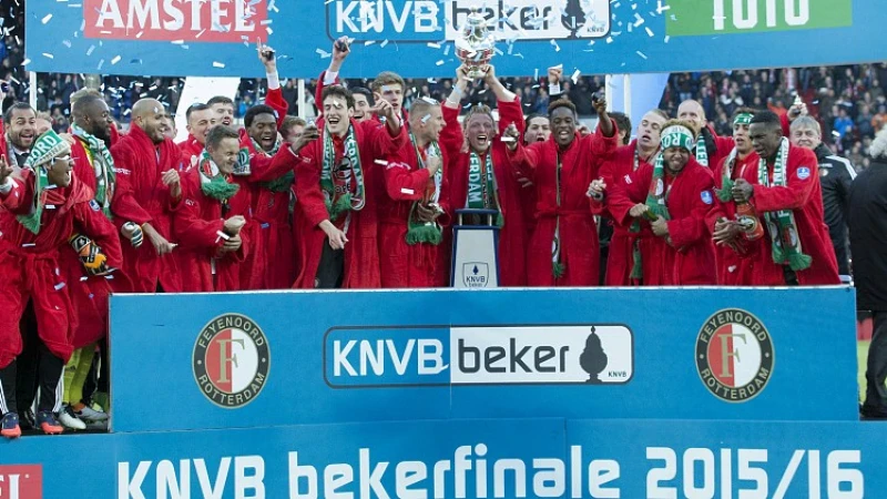 VIDEO | Clubheld rijkt beker uit aan Feyenoord