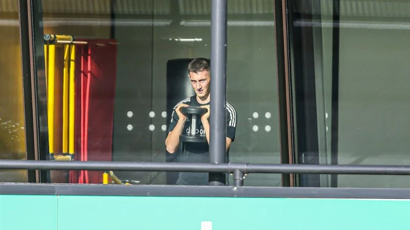 VIDEO | Róbert Boženík trekt alweer een sprintje op het trainingsveld