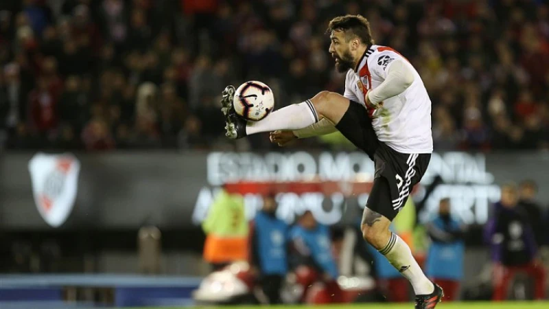 FOTO | Pratto met Feyenoord-sjaal in de hand geland op Nederlandse bodem