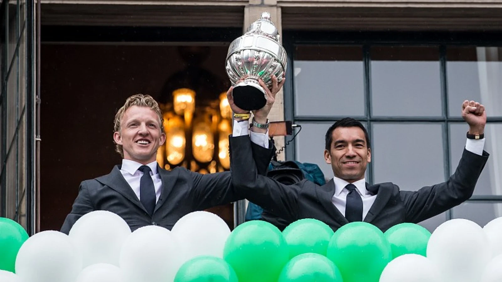 Van Bronckhorst beloont spelers na winnen KNVB beker