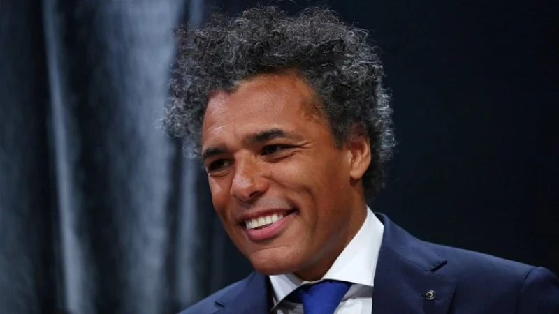 Van Hooijdonk: 'In principe moet je je spelers beschermen als trainer'