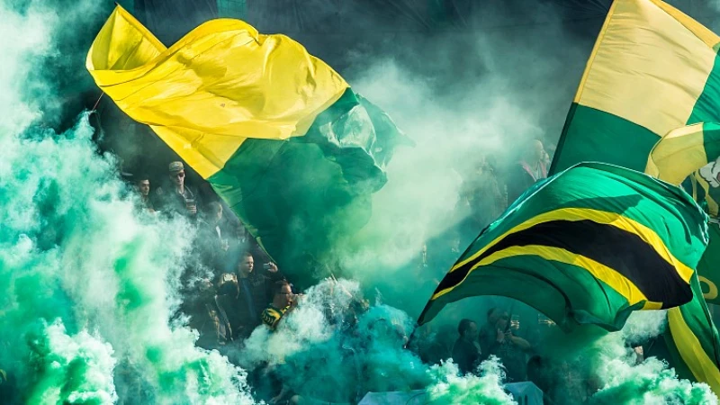 ADO Den Haag met groot aantal supporters naar De Kuip