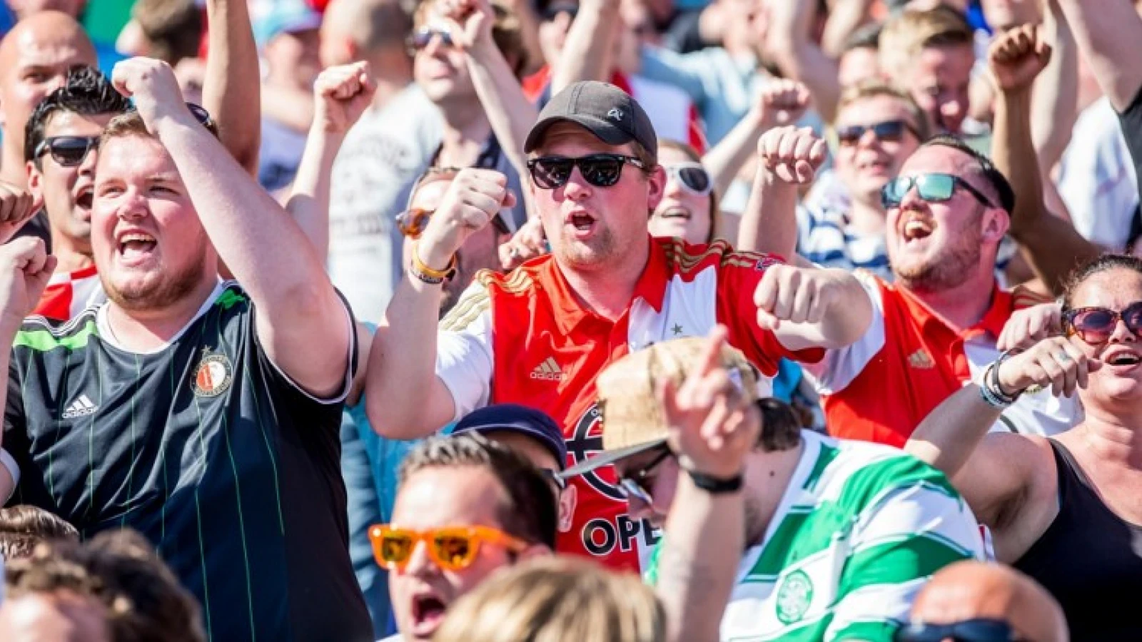 Feyenoord-aanhang  zingt liederen op trap naar Groot Handelsgebouw