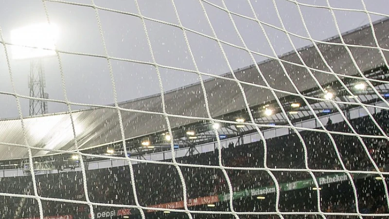 Feyenoordfans trouwen op middenstip Kuip