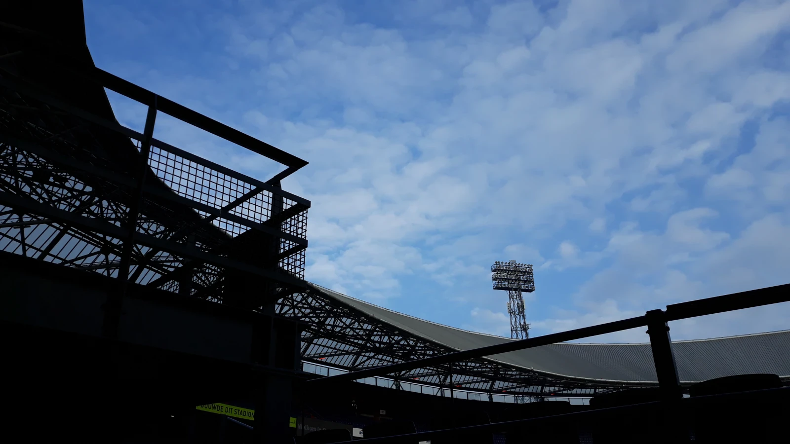 Feyenoord - Willem II in een uitverkochte Kuip