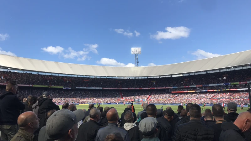 Wedstrijd tussen Feyenoord en PSV in uitverkochte Kuip