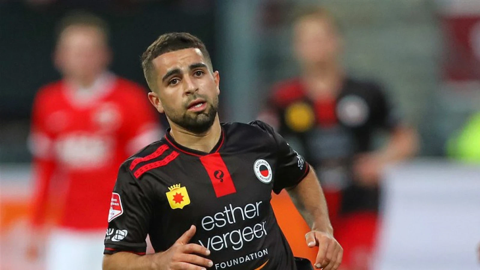 Marouan Azarkan moet per brancard geblesseerd van het veld in wedstrijd tegen Heracles Almelo