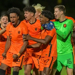 Oranje Onder 17 bereikt EK-finale na strafschoppen