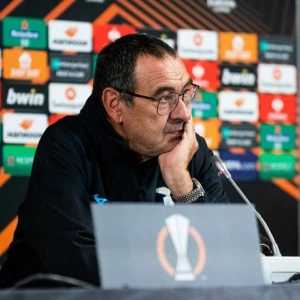 SS Lazio-trainer Sarri ziet zijn ploeg verliezen door 'arrogante' houding en dreigt met vertrek