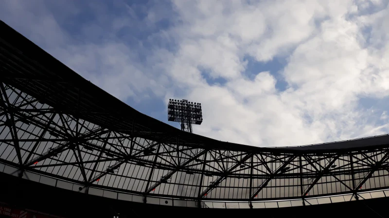 Veiling van oude stadionlampen De Kuip gestart